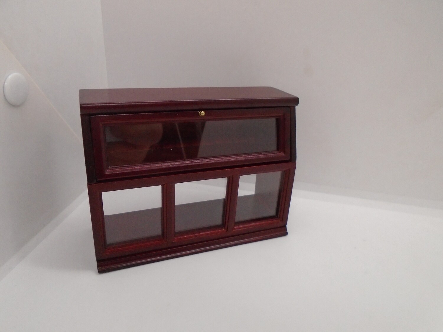 SHOP DISPLAY UNIT WITH OPENING FRONT