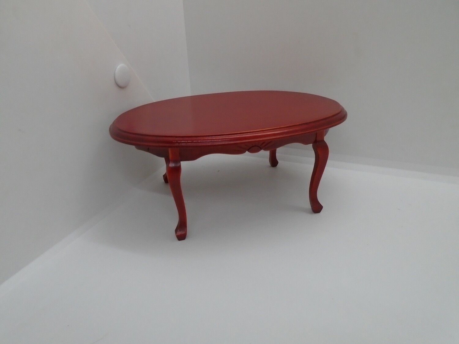 OVAL MAHOGANY DINING TABLE WITH SHAPED LEGS