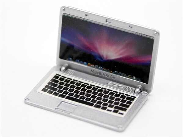 APPLE MAC LAPTOP IN SILVER