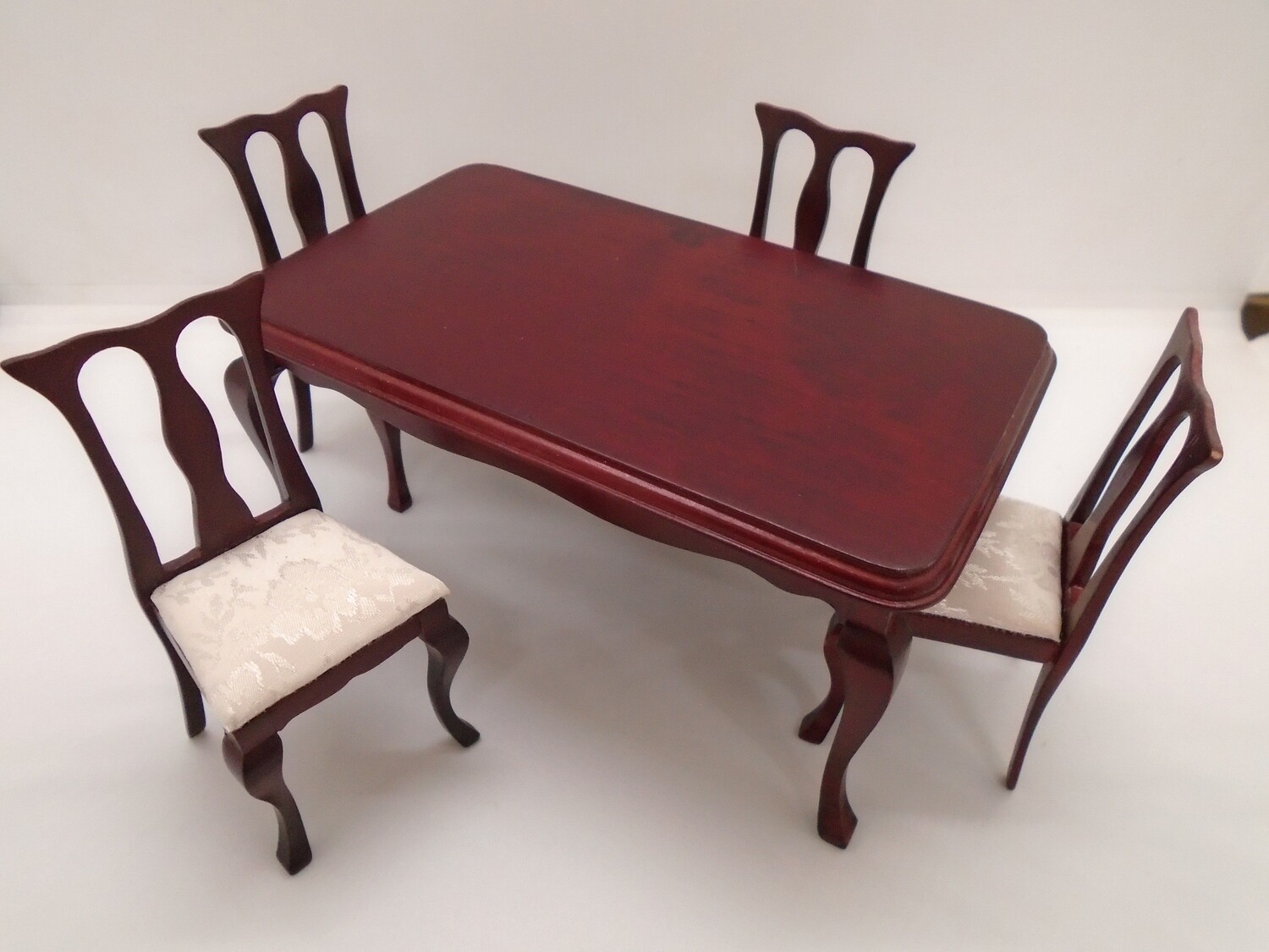 ELEGANT LARGE MAHOGANY DINING TABLE AND 4  CHAIRS WITH WHITE SILK SEATS