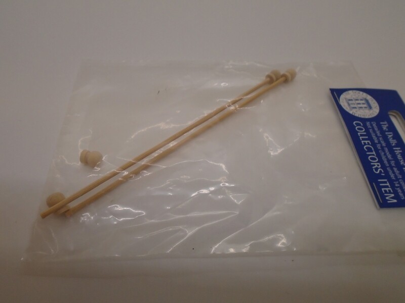 PK 2 WOODEN CURTAIN POLES