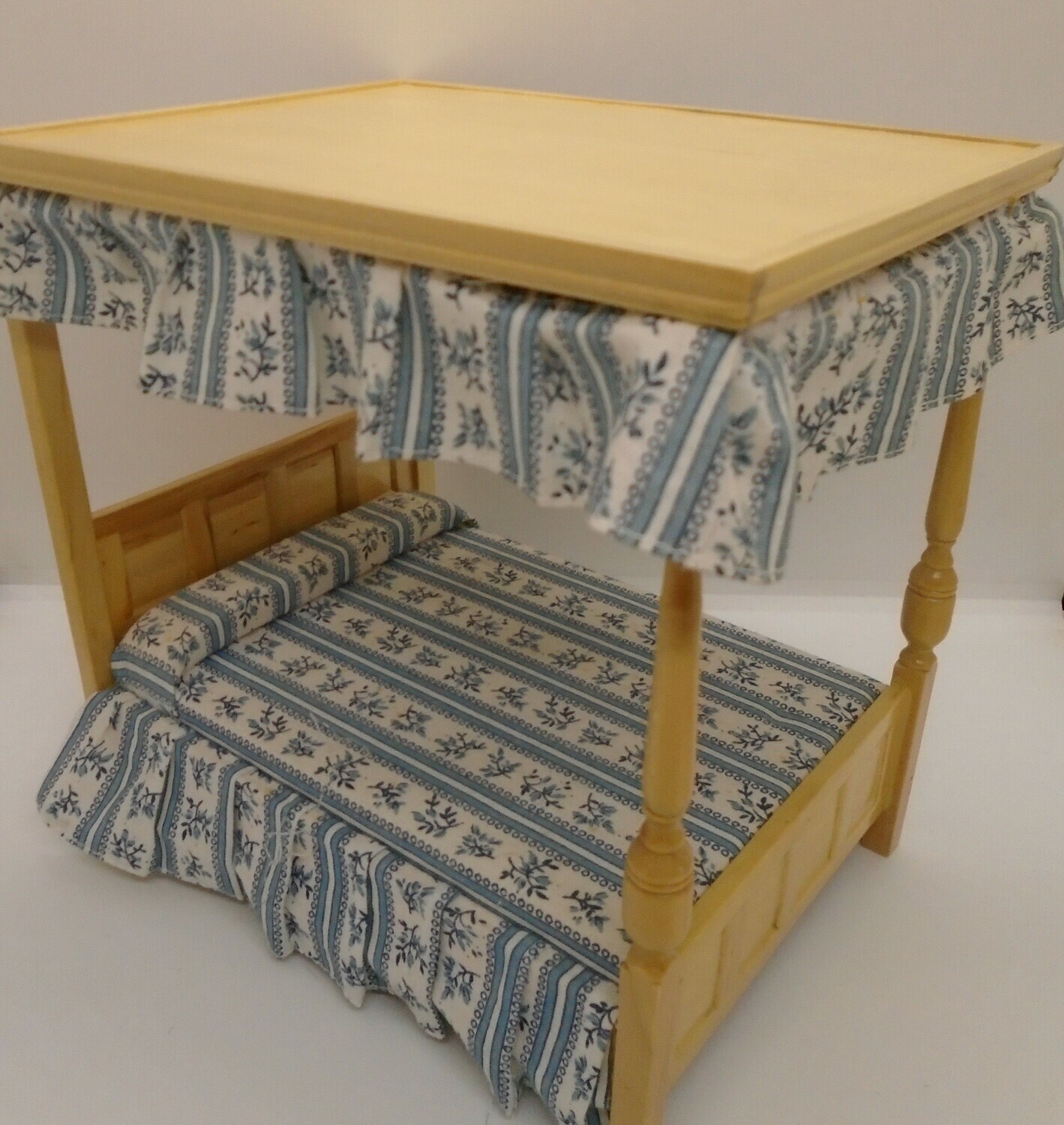 FOUR POSTER BED WITH PANEL DETAIL