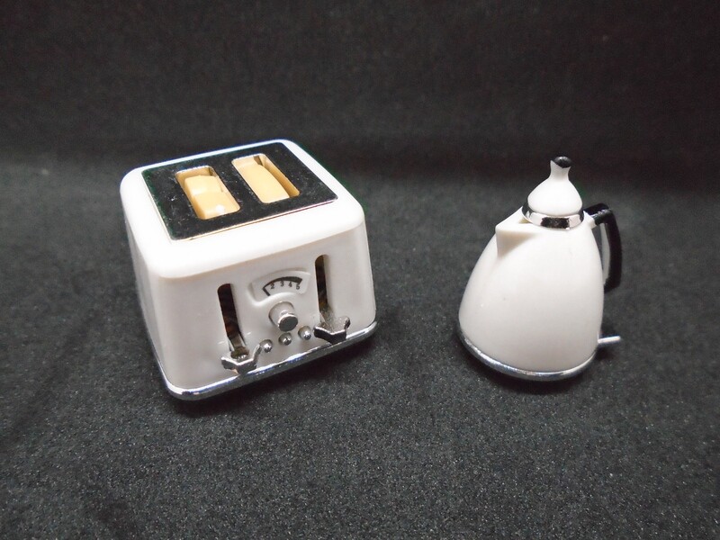 MODERN KETTLE AND TOASTER COMBINATION