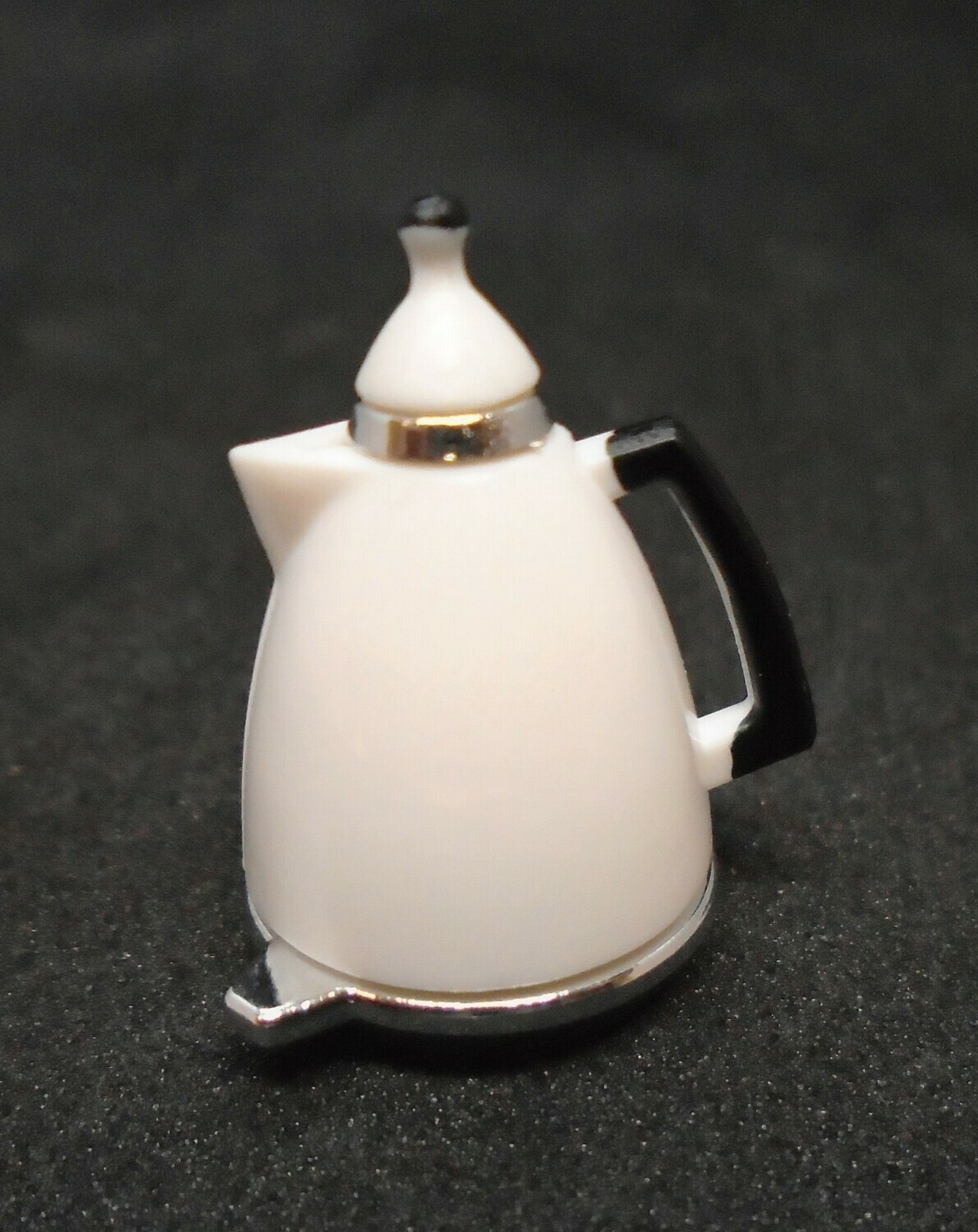MODERN KETTLE WITH REMOVABLE LID