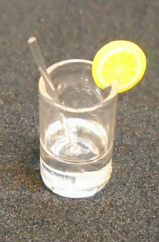 GLASS OF WATER/TONIC/GIN &TONIC WITH STRAW AND SLICE