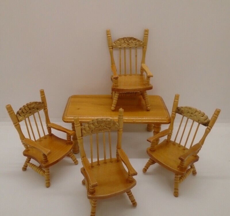 TABLE AND 4 CHAIRS IN VARNISHED PINE