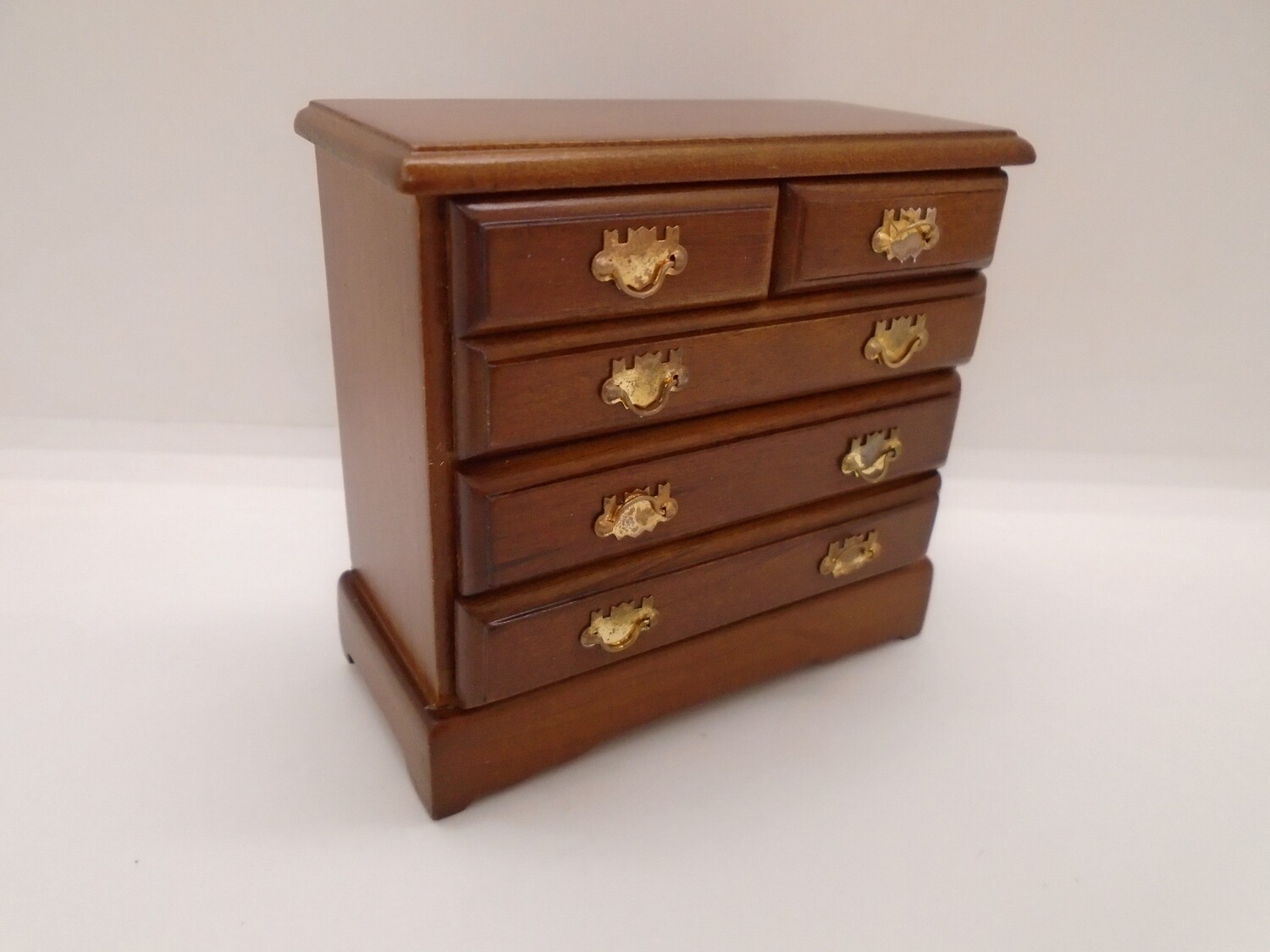 SMALL VICTORIAN CHEST OF DRAWERS