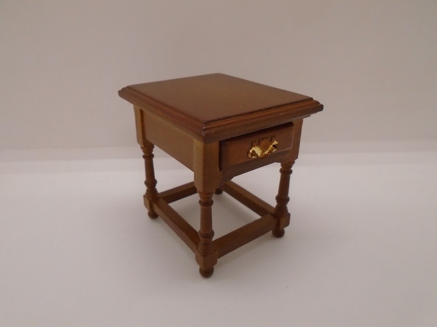 SMALL TABLE WITH DRAW
