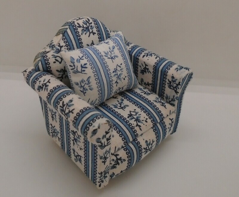 ARMCHAIR WITH CUSHION IN BLUE AND WHITE