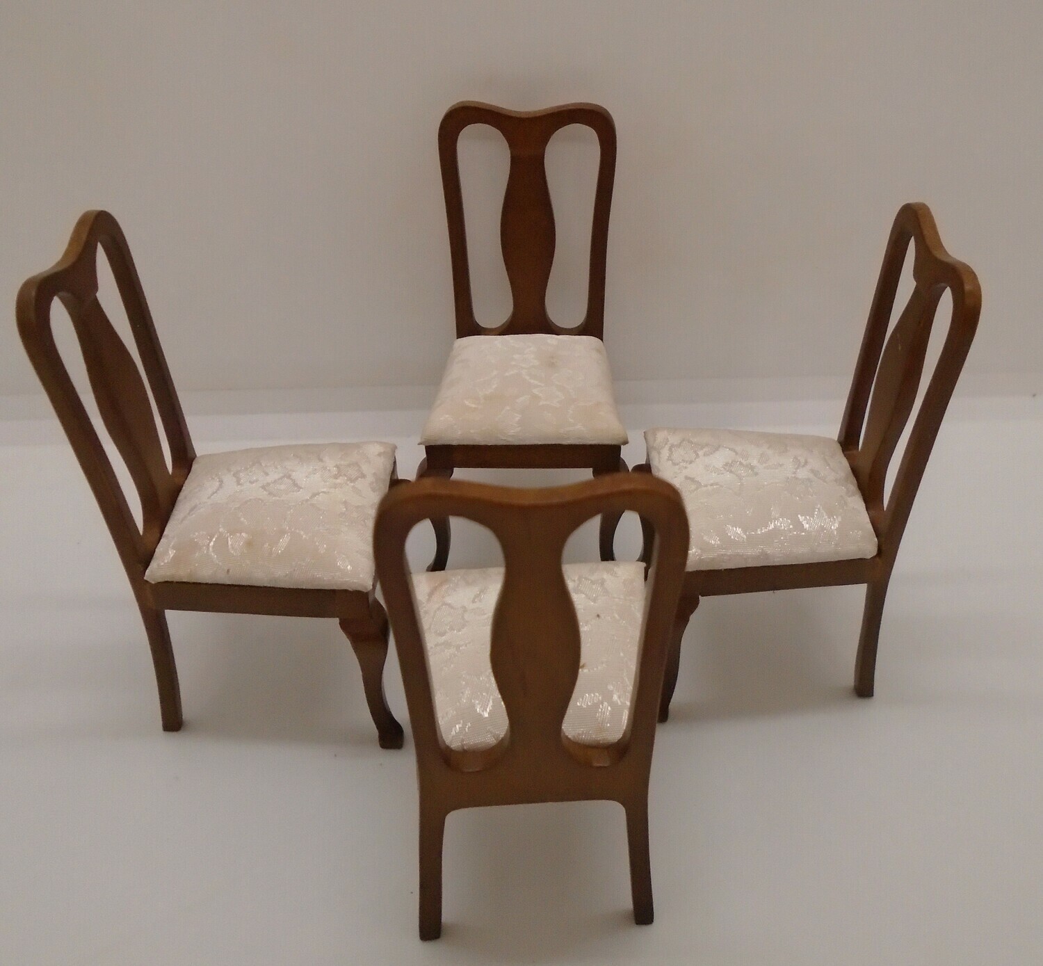 SET OF DINING CHAIRS IN A TEAK COLOUR WITH WHITE FABRIC