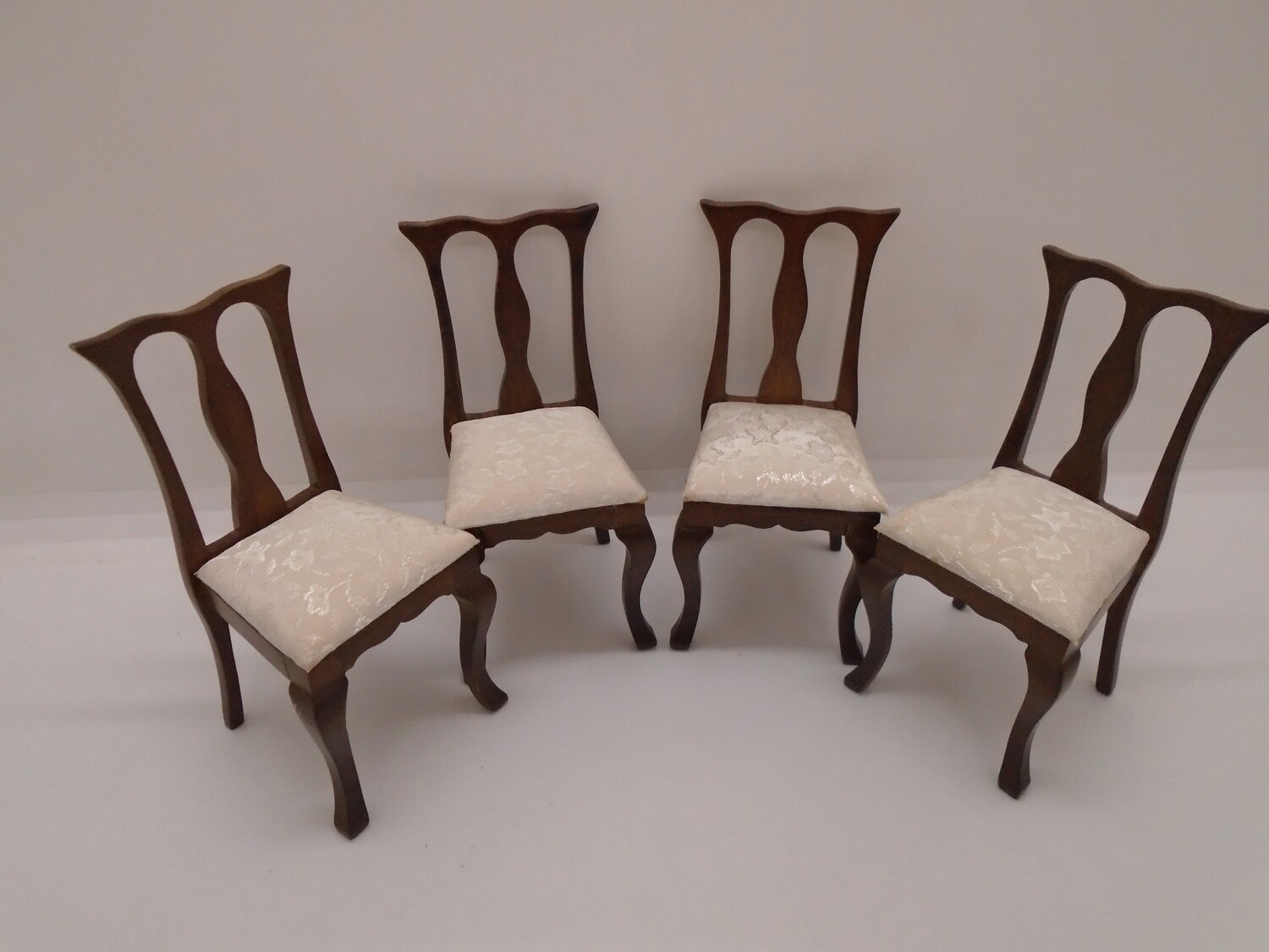 SET OF 4 DARK WOOD QUEEN ANNE CHAIRS WITH WHITE FABRIC SEATING
