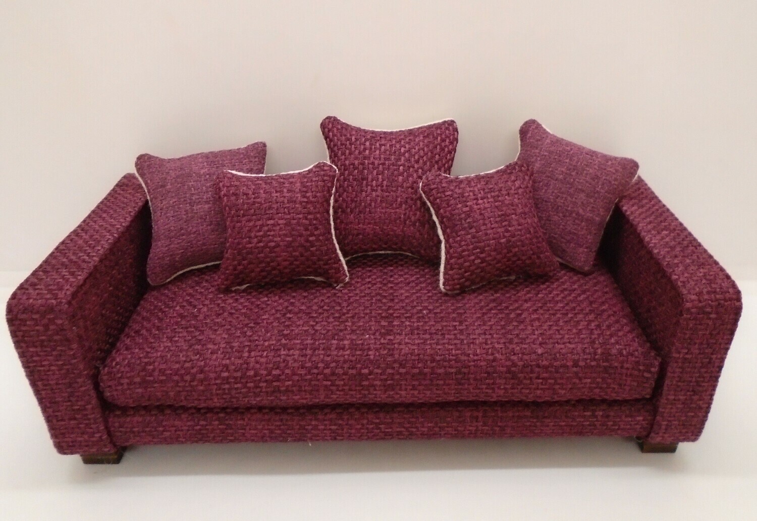 GARDEN COTTAGE MINIATURES MODERN HAND CRAFTED
PLUM SOFA AND 5 REVERSABLE CUSHIONS