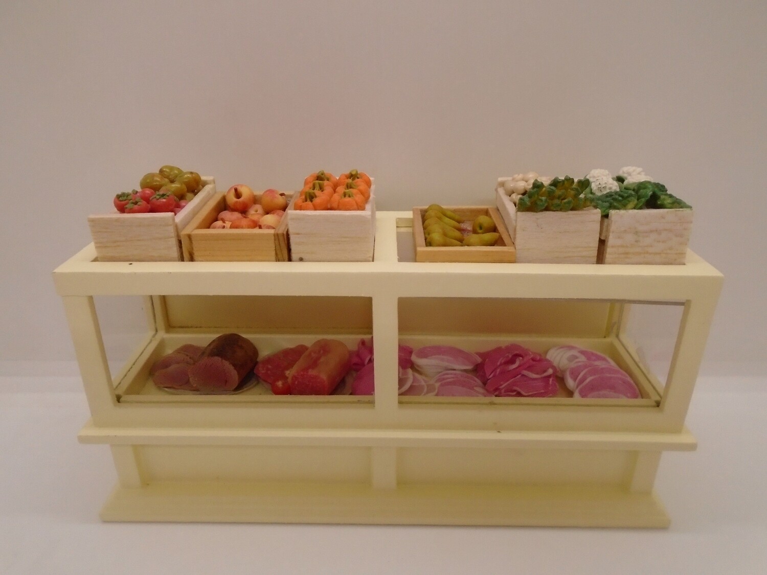 FOOD DISPLAY COUNTER