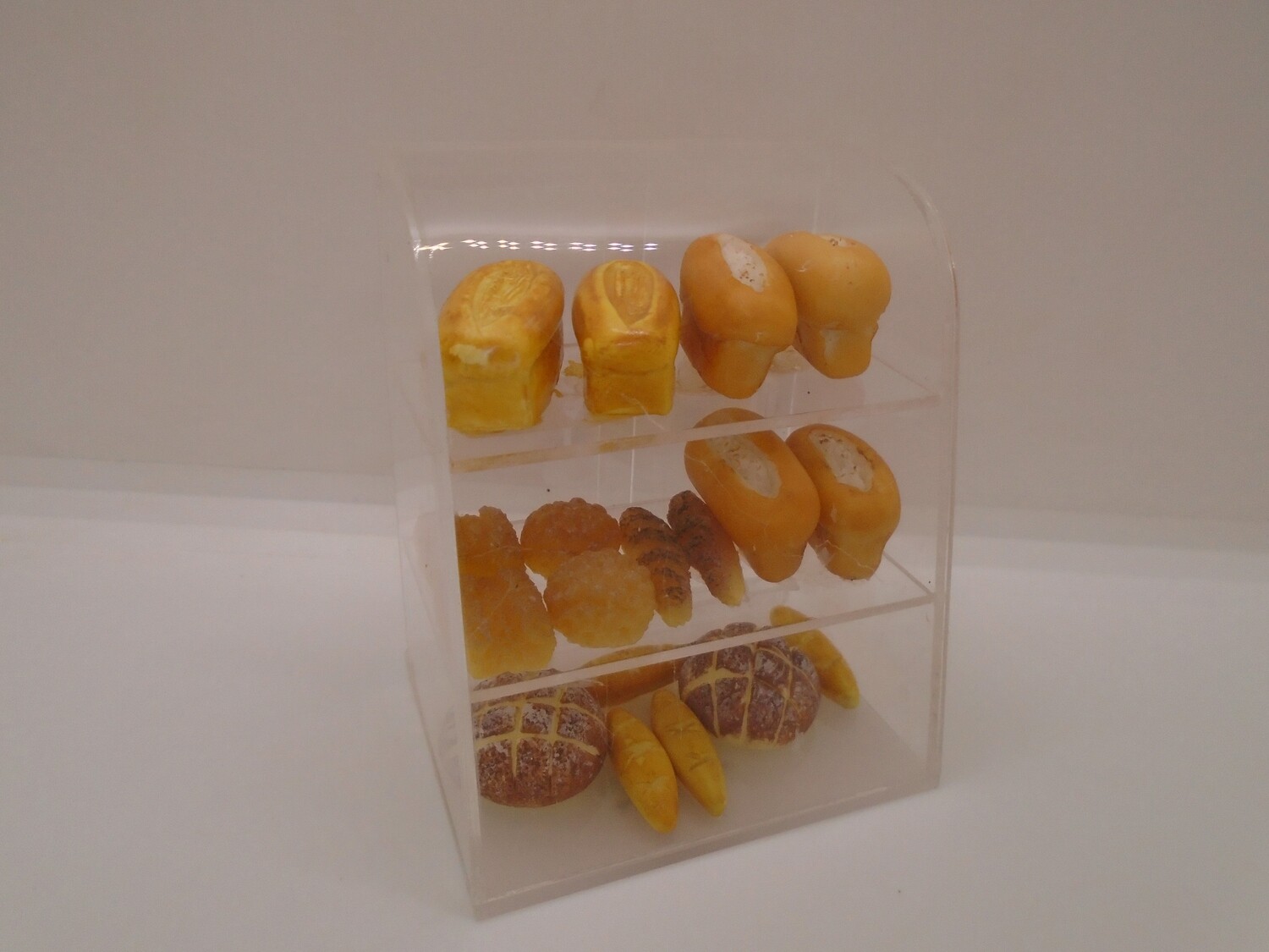 GLASS DISPLAY CABINTE WITH BREADS