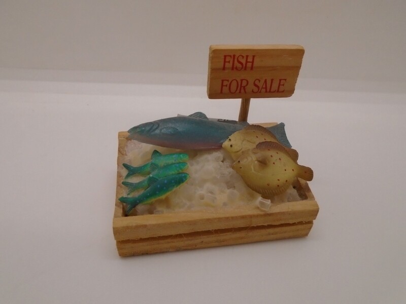 TRAY OF FISH ON ICE