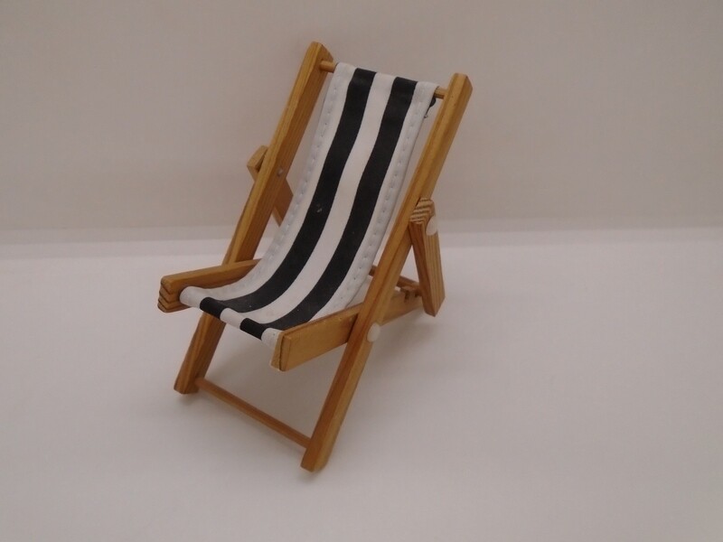 DECK CHAIR IN BLACK  AND WHITE STRIPE