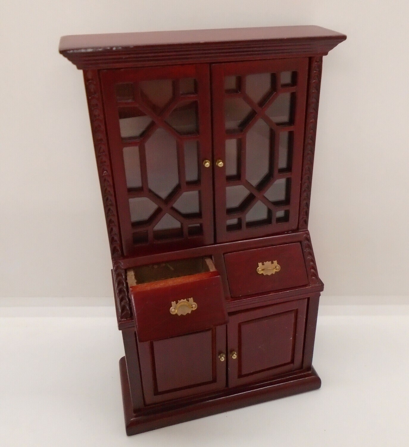 LATTICE GLASS DISPLAY CABINET IN MAHOGANY