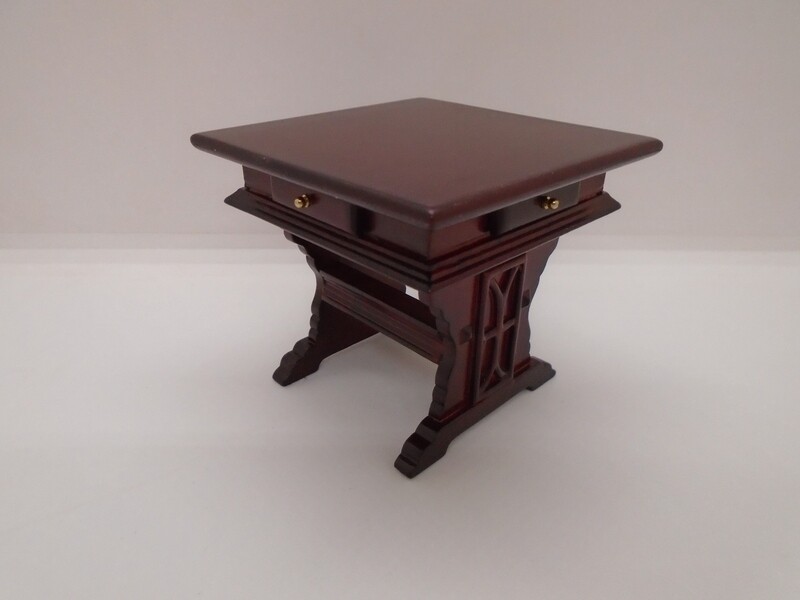DETAILED SQUARE TABLE WITH 4 DRAWERS