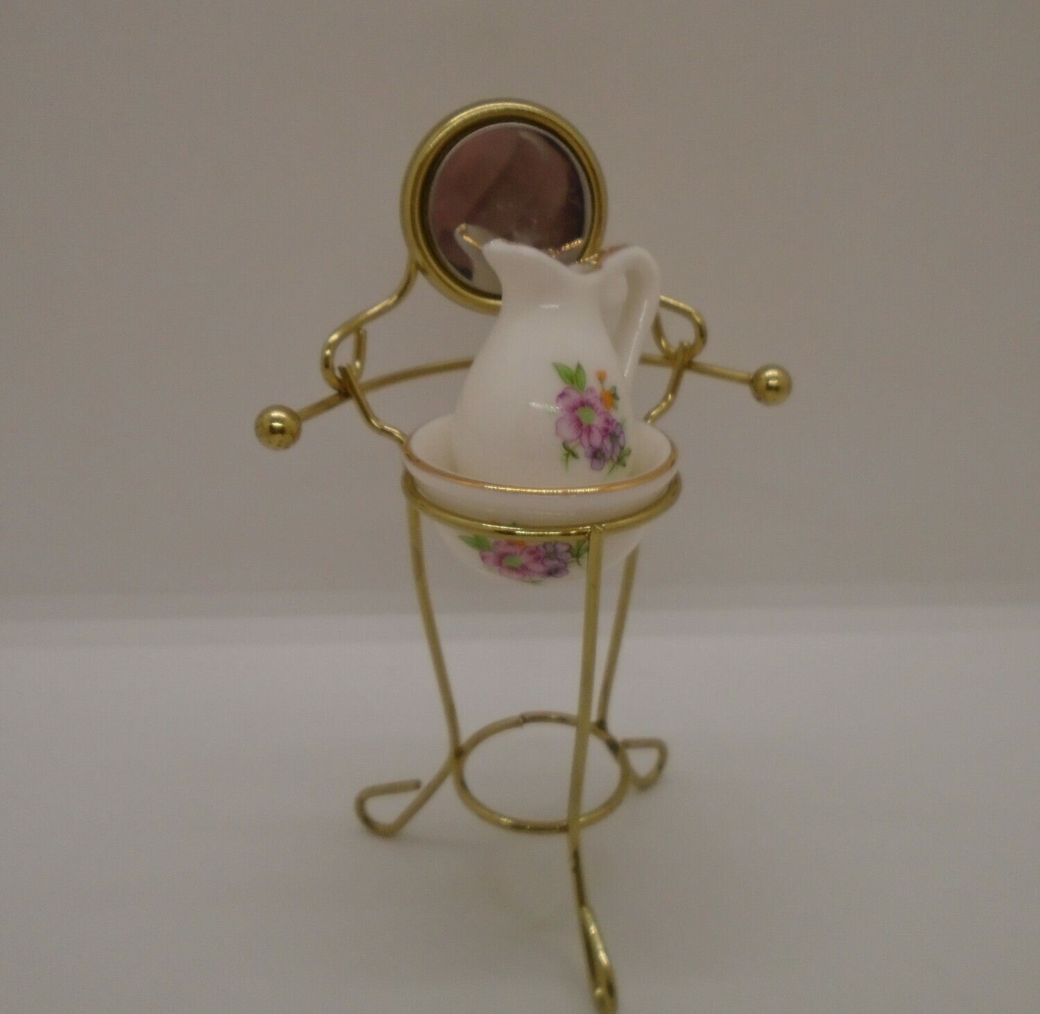 WASH STAND WITH BOWL AND JUG WITH MIRROR