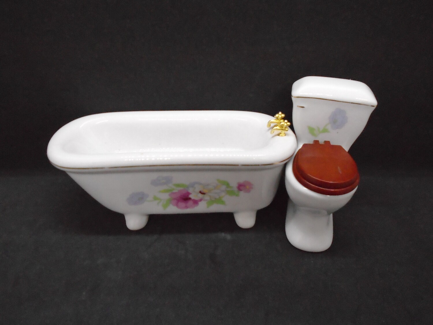 CHINA BATH AND TOILET WITH FLORAL DESIGN