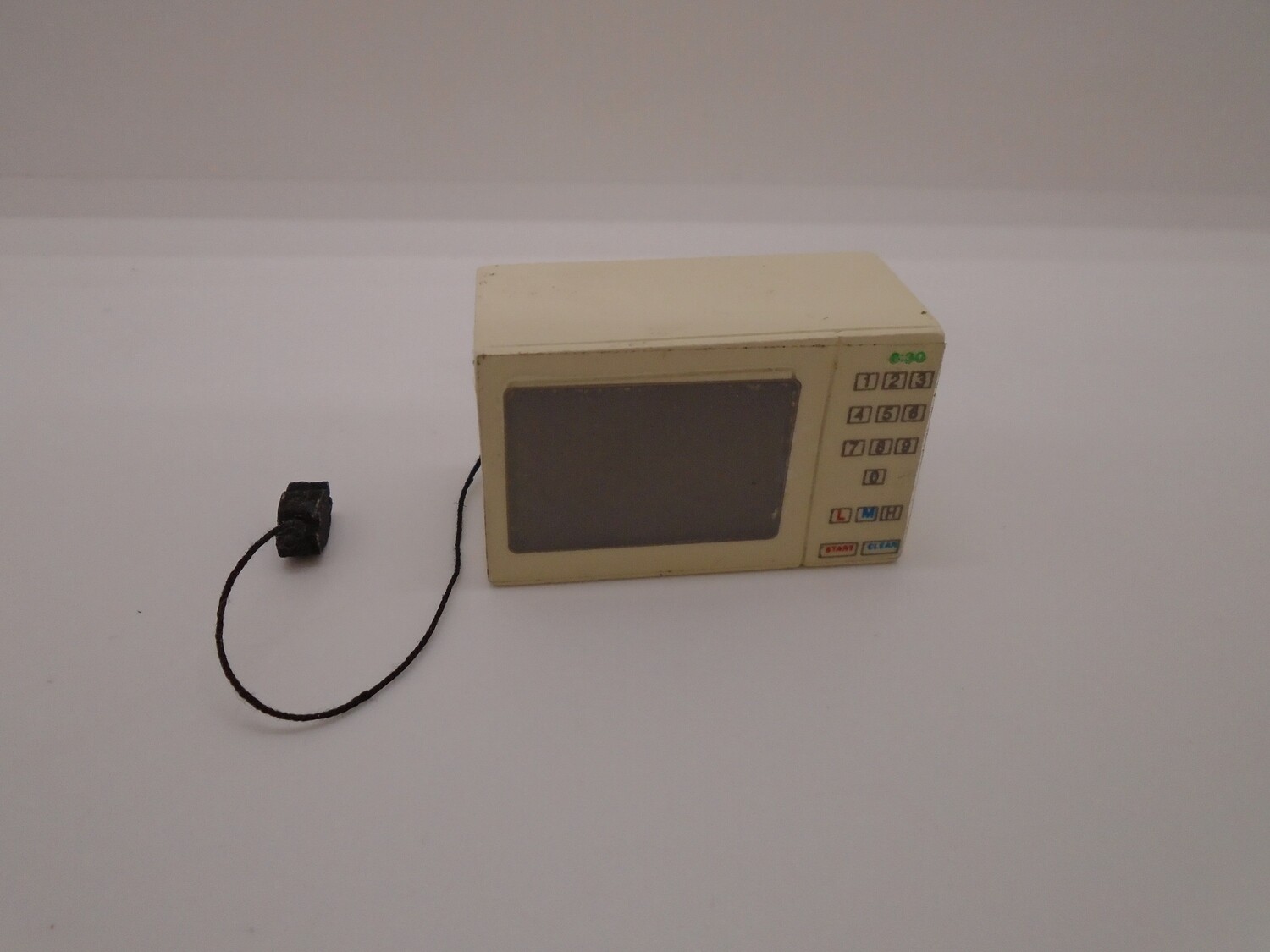 VINTAGE MICROWAVE WITH PLUG