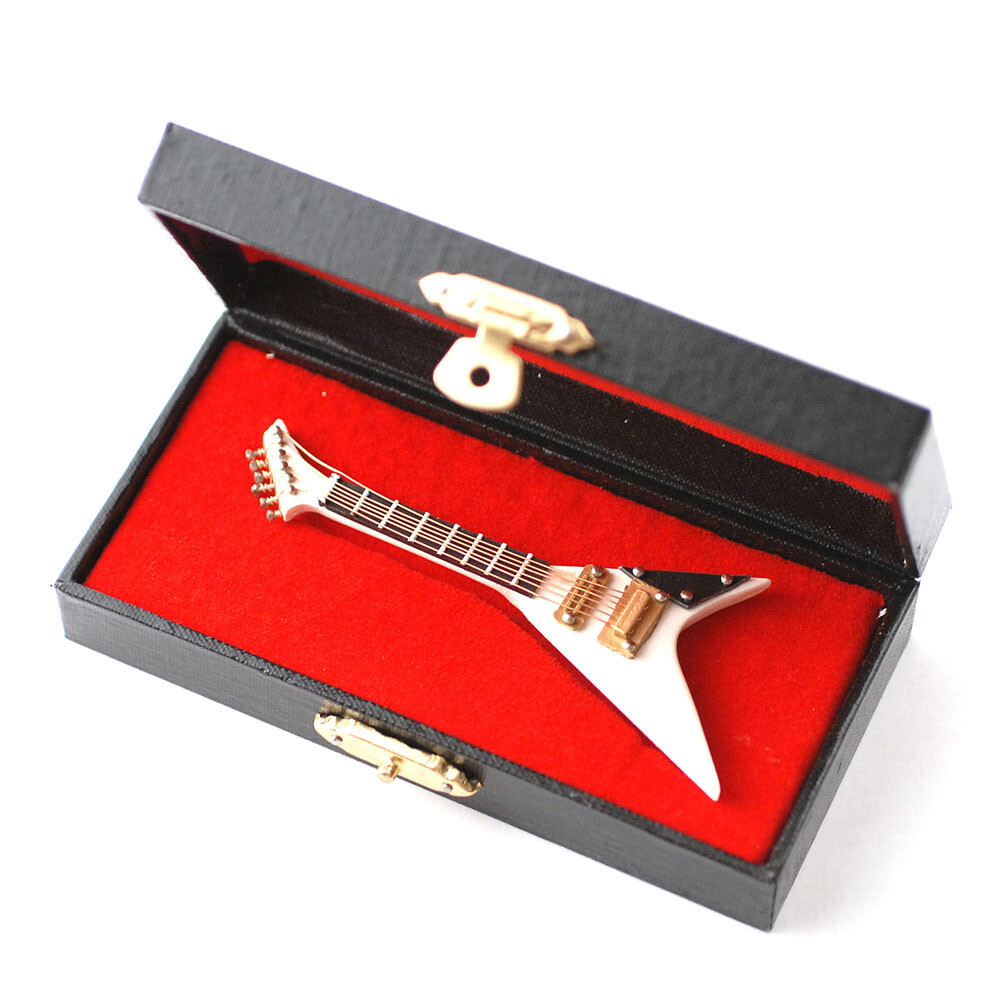 WHITE JACKSON GUITAR (FLYING V)