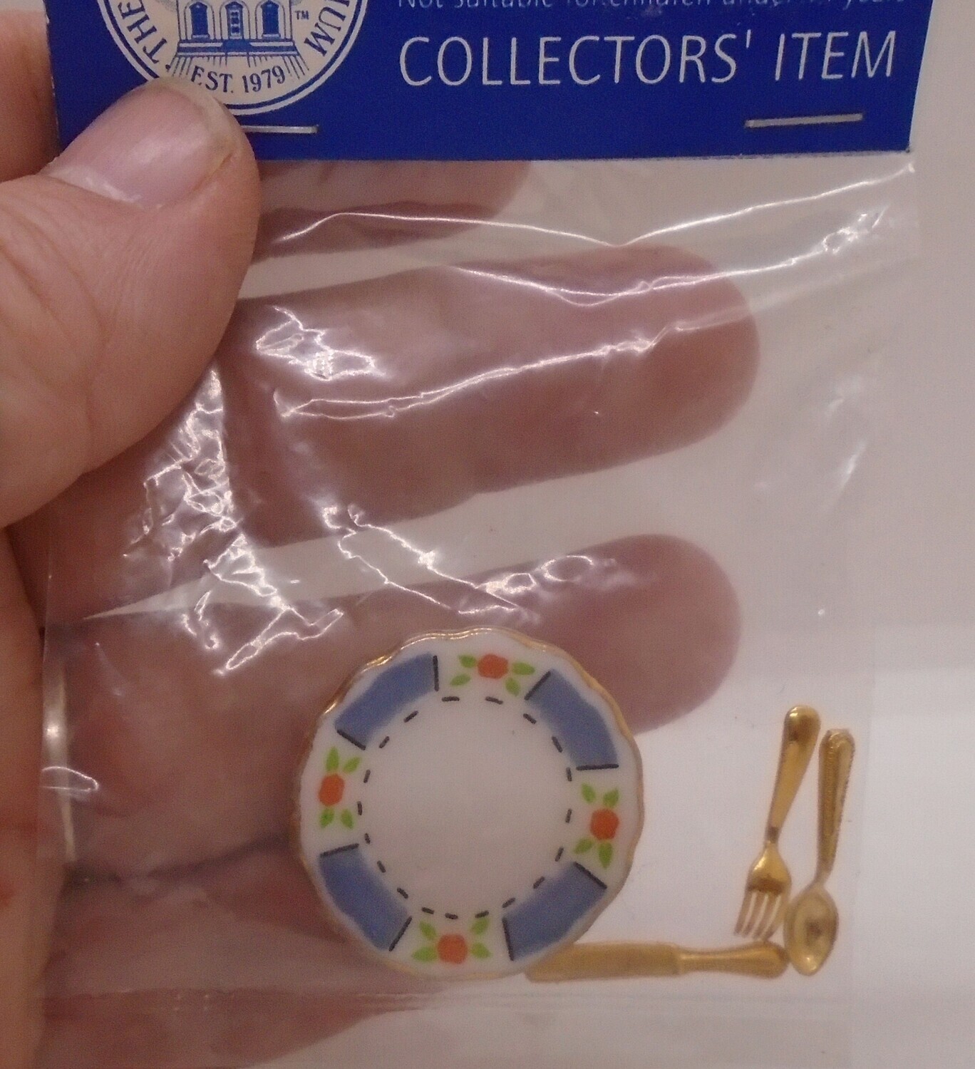 SINGLE PLACE SETTING DINNER PLATE AND CUTLERY