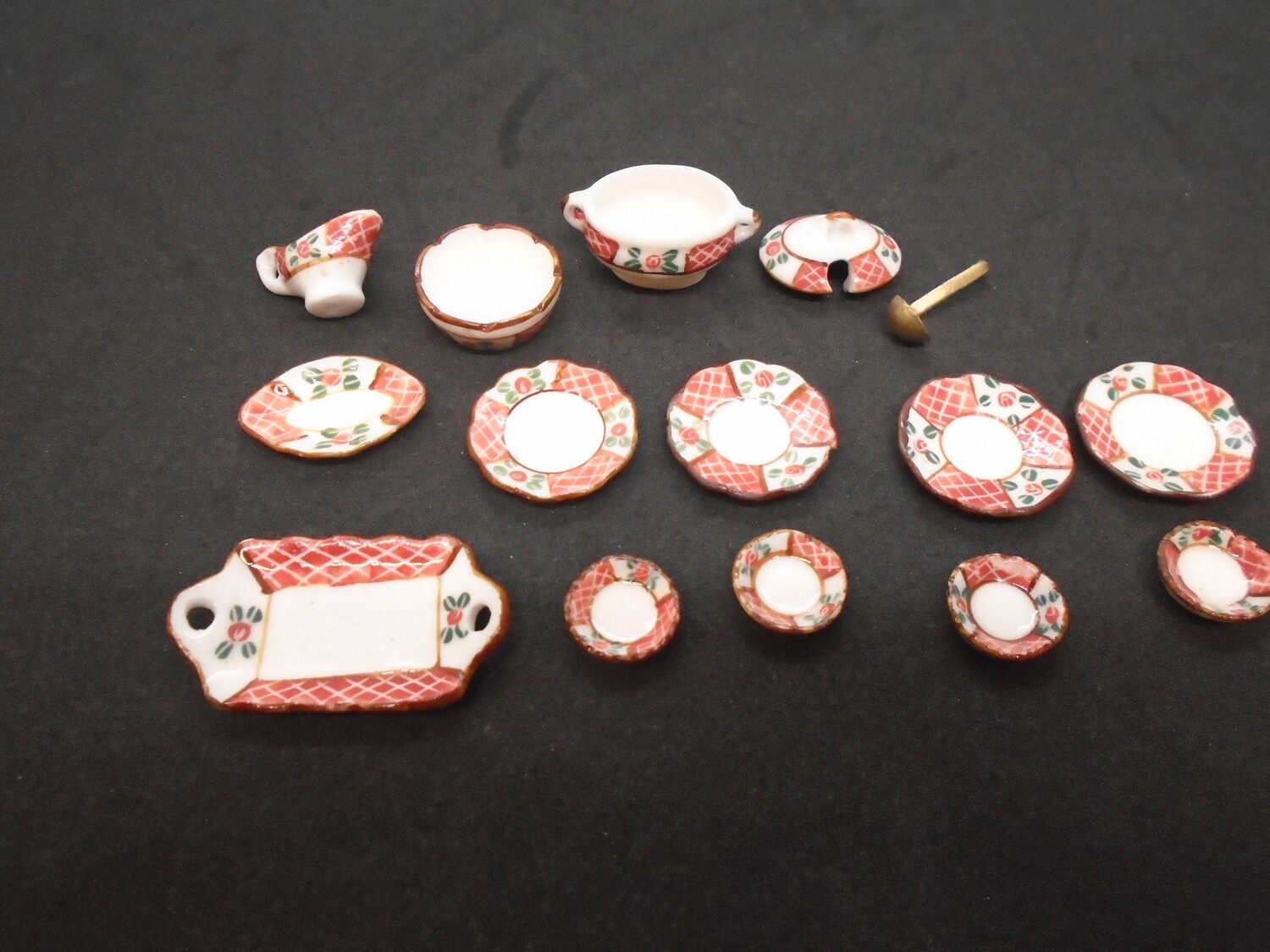 DECORATIVE SERVING SET