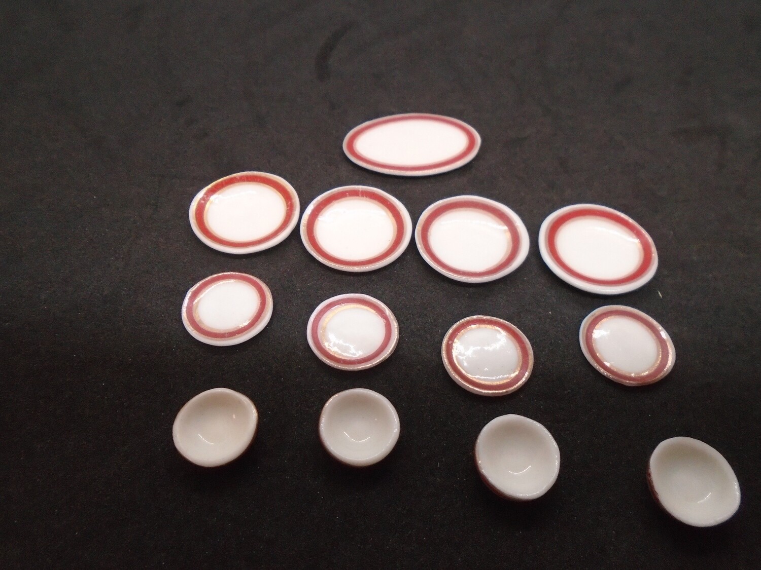 PLATE SET WITH RED AND GOLD EDGE 13PCS