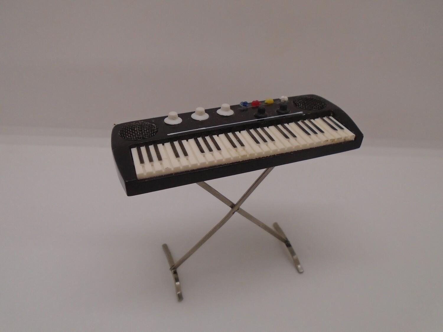 KEYBOARD ON STAND