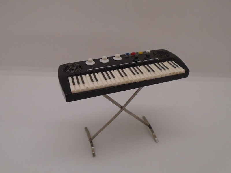 KEYBOARD ON STAND