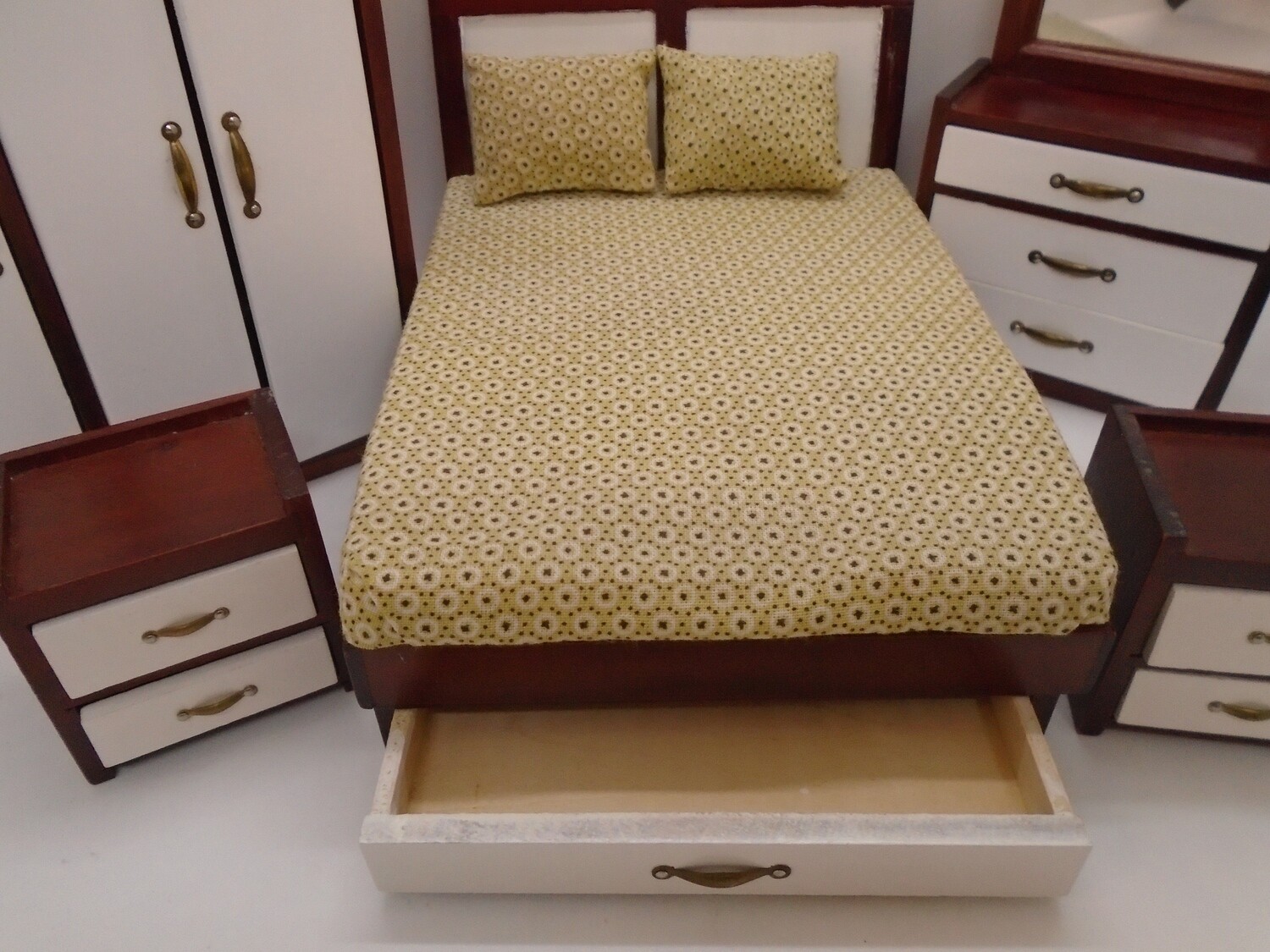 BEDROOM SET IN DARKWOOD AND WHITE