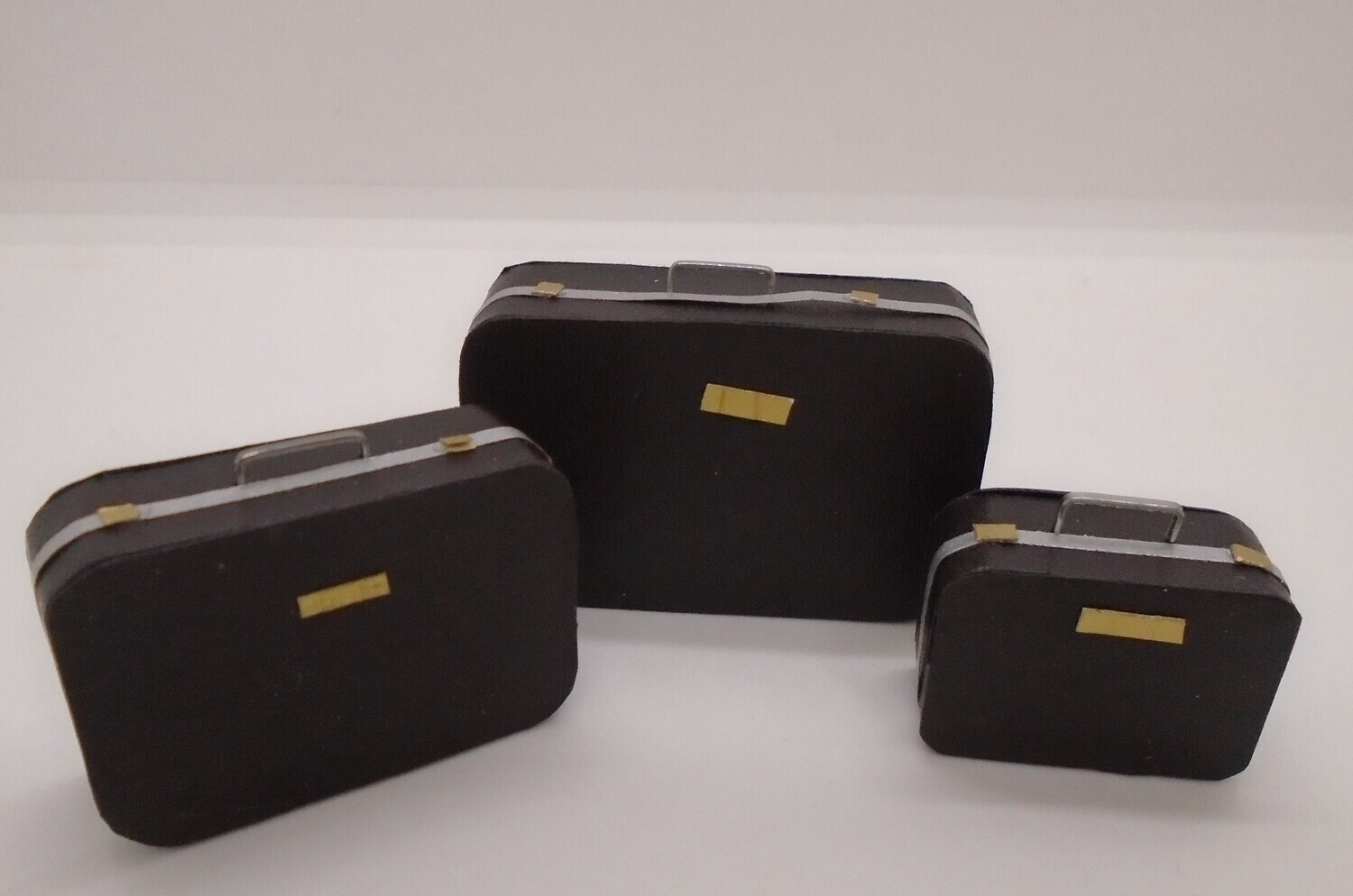 SET OF LUGGAGE (SUIT CASES)