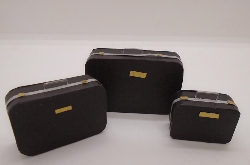 SET OF LUGGAGE (SUIT CASES)