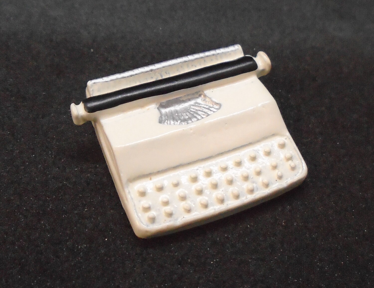 WHITE TYPEWRITTER