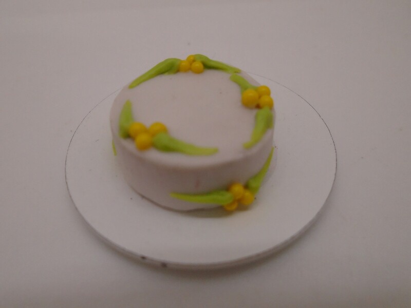 WHITE ICED ROUND CAKE  WITH LEMON AND GREEN DECORATION