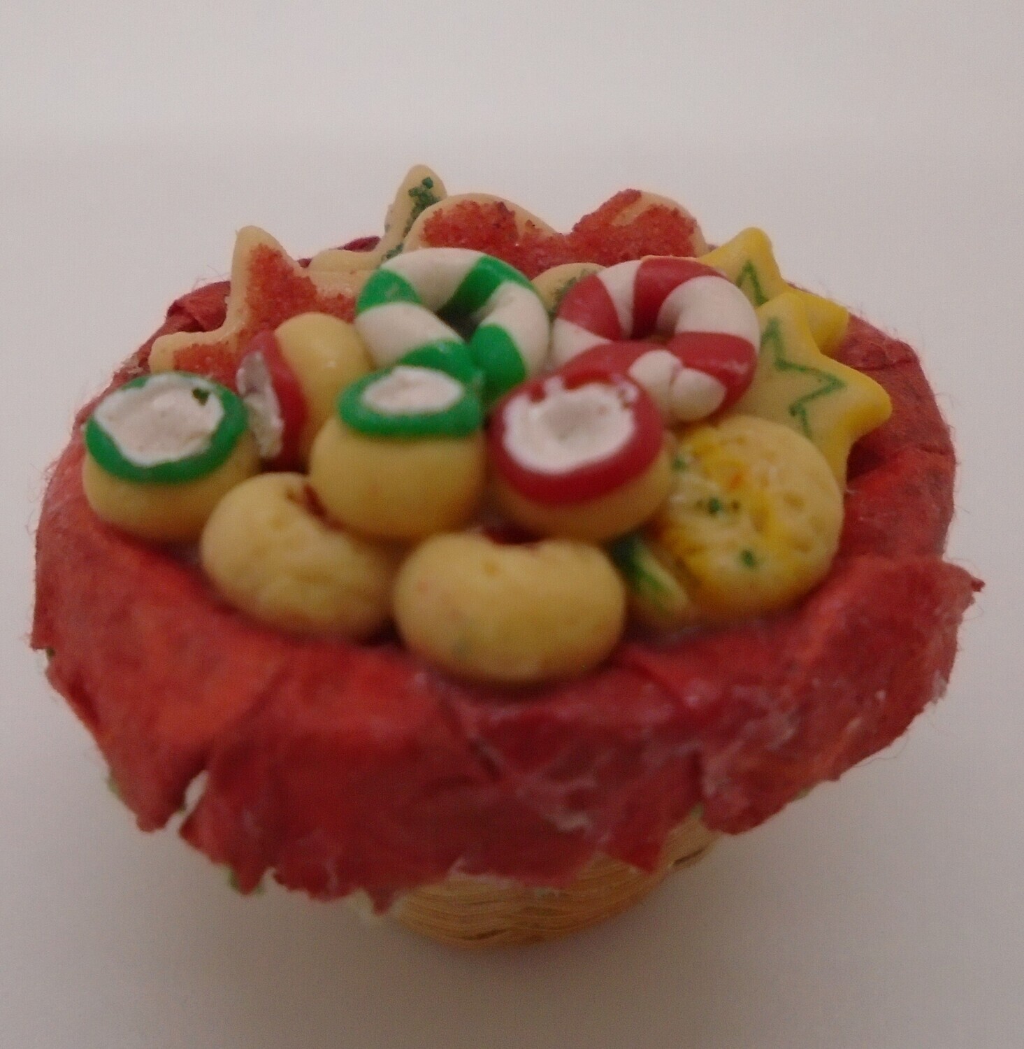 SELECTION OF CHRISTMAS BISCUITS ON A BASKET