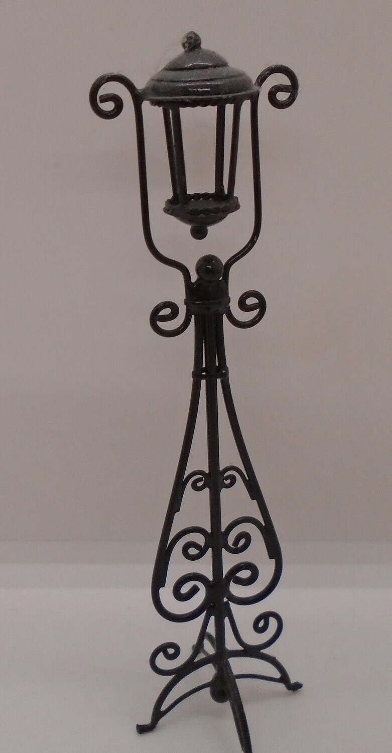 SINGLE ORNATE METAL STREET LAMP NON WORKING