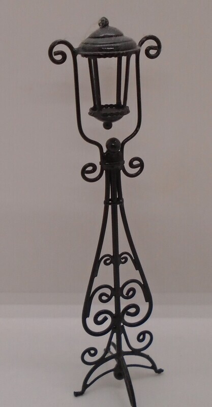 SINGLE ORNATE METAL STREET LAMP NON WORKING