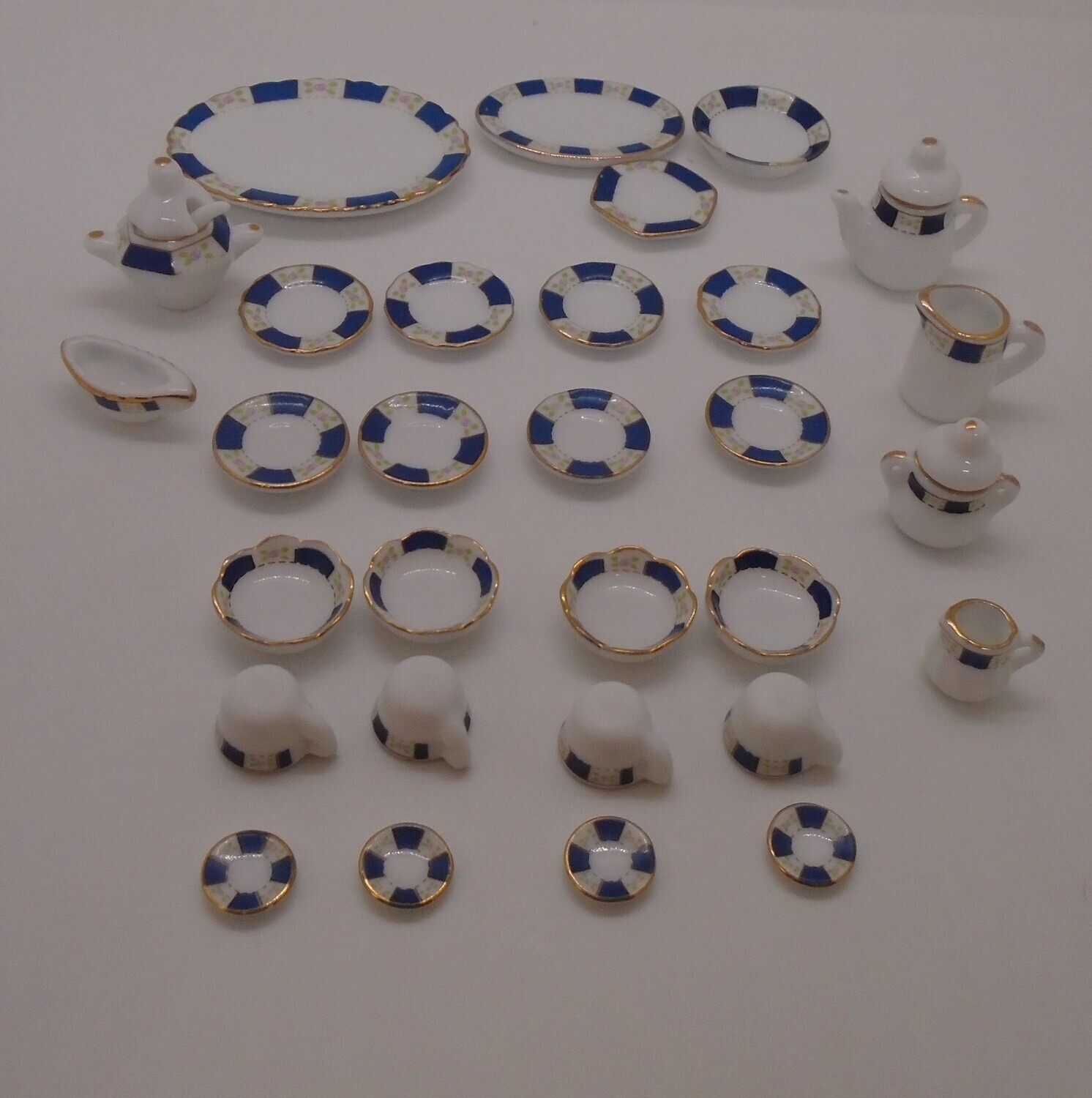 34 PC SERVING AND DINNER SET COMPLETE WITH TEA SET