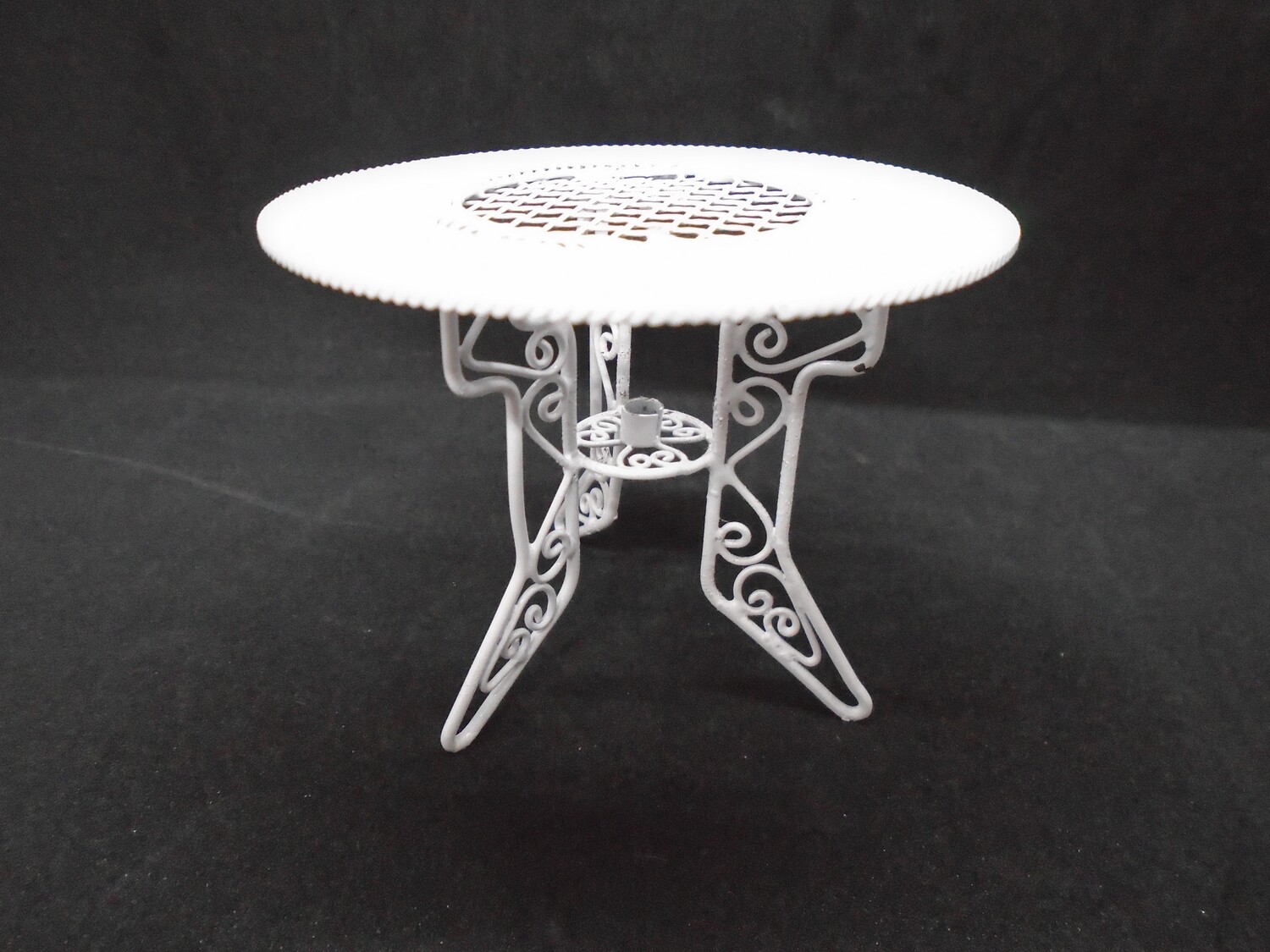 WHITE METAL GARDEN TABLE