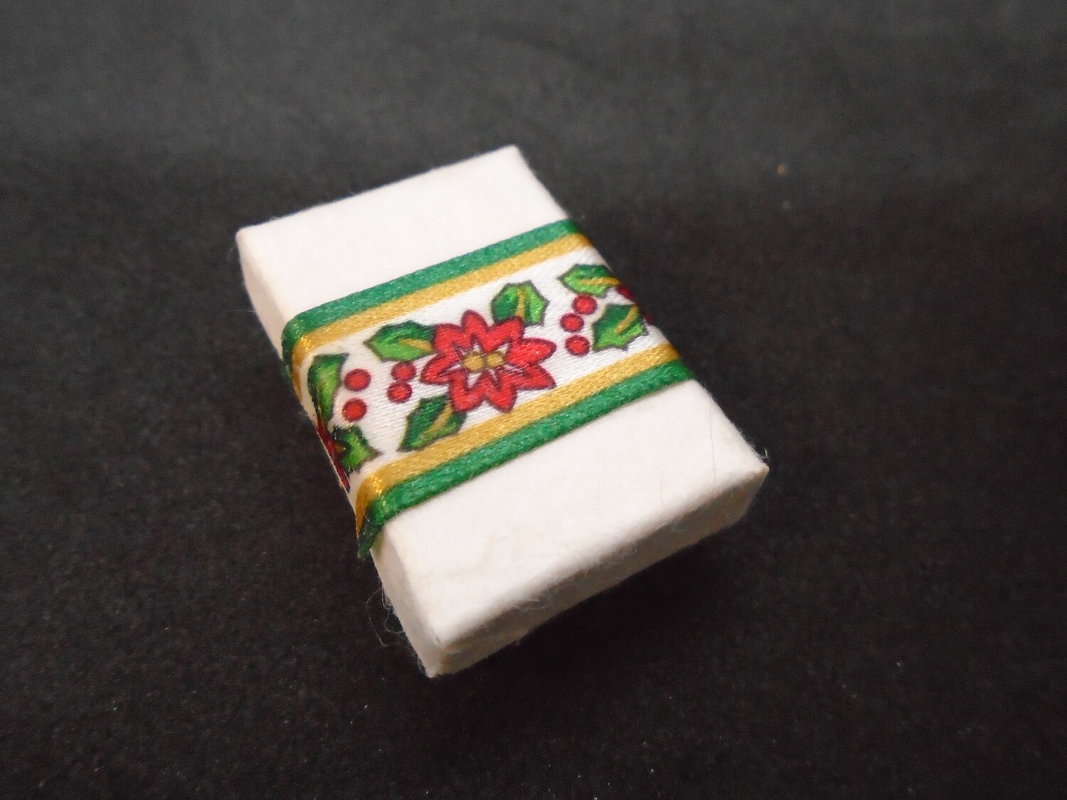CHRISTMAS GIFT BOX WITH REMOVABLE LID
