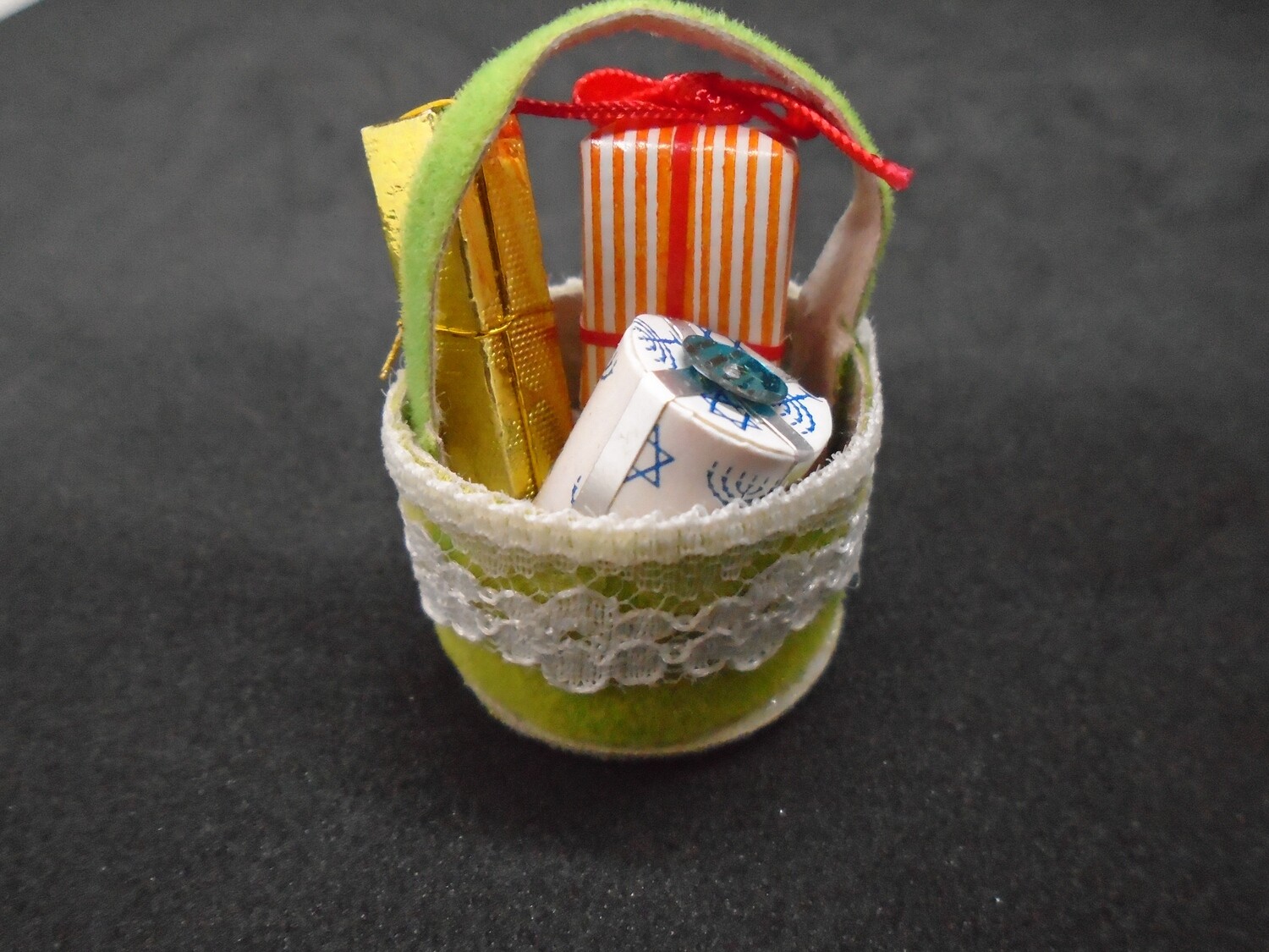 GIFT BASKET WITH PRESENTS