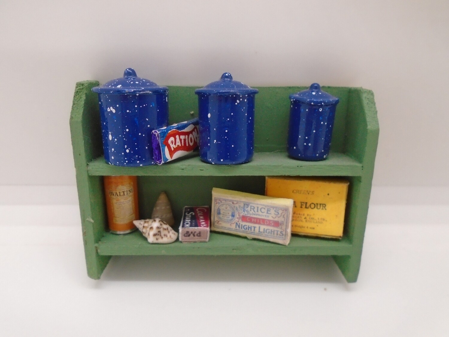 DRESSED GREEN KITCHEN SHELF