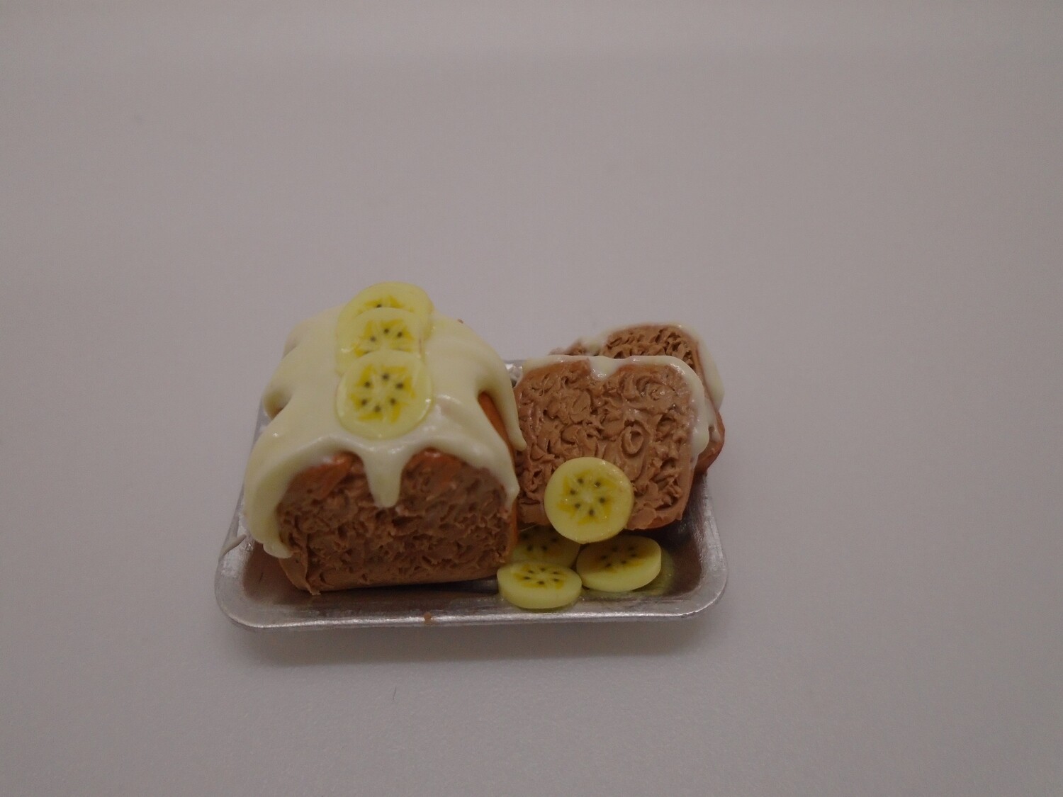 BANANA CAKE ON TRAY WITH SLICES