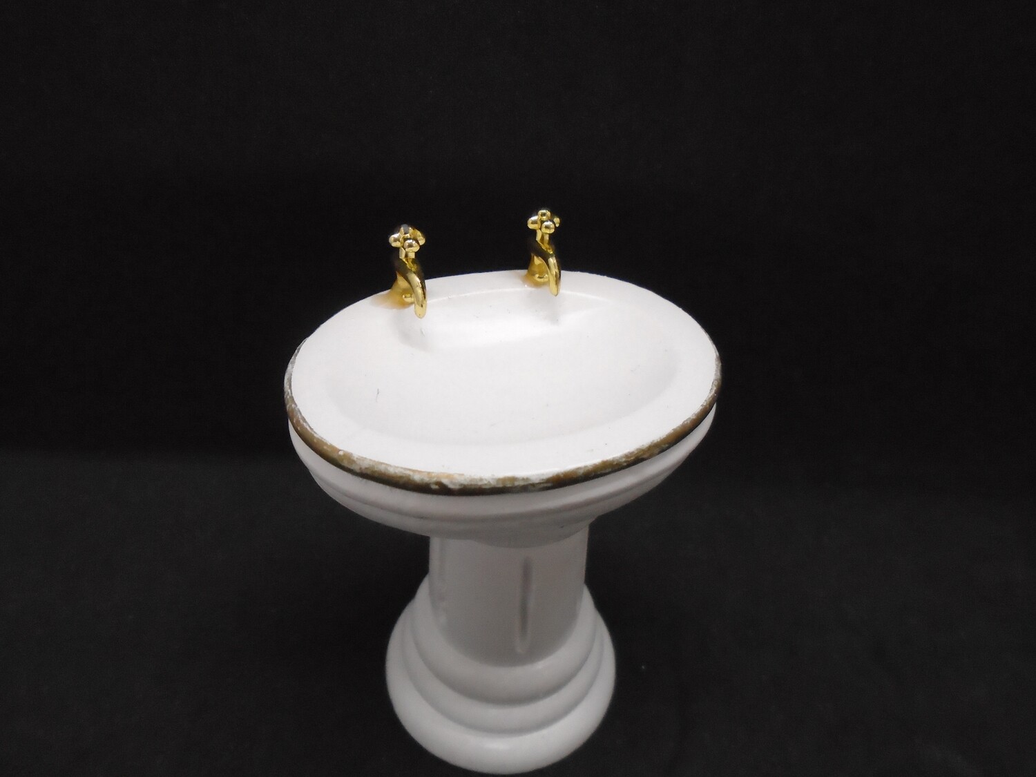 SINK WITH GOLD TRIM