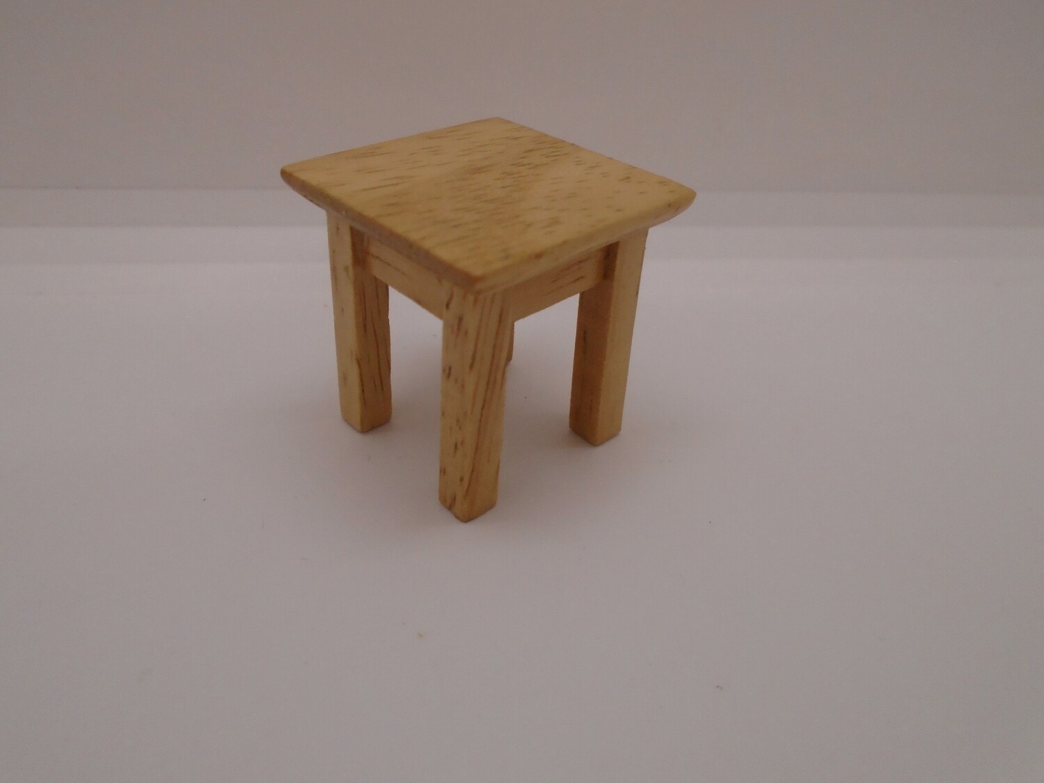 SMALL SIDE TABLE IN PINE