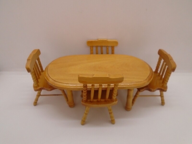 VARNISHED PINE OVAL TABLE AND 4 CHAIRS