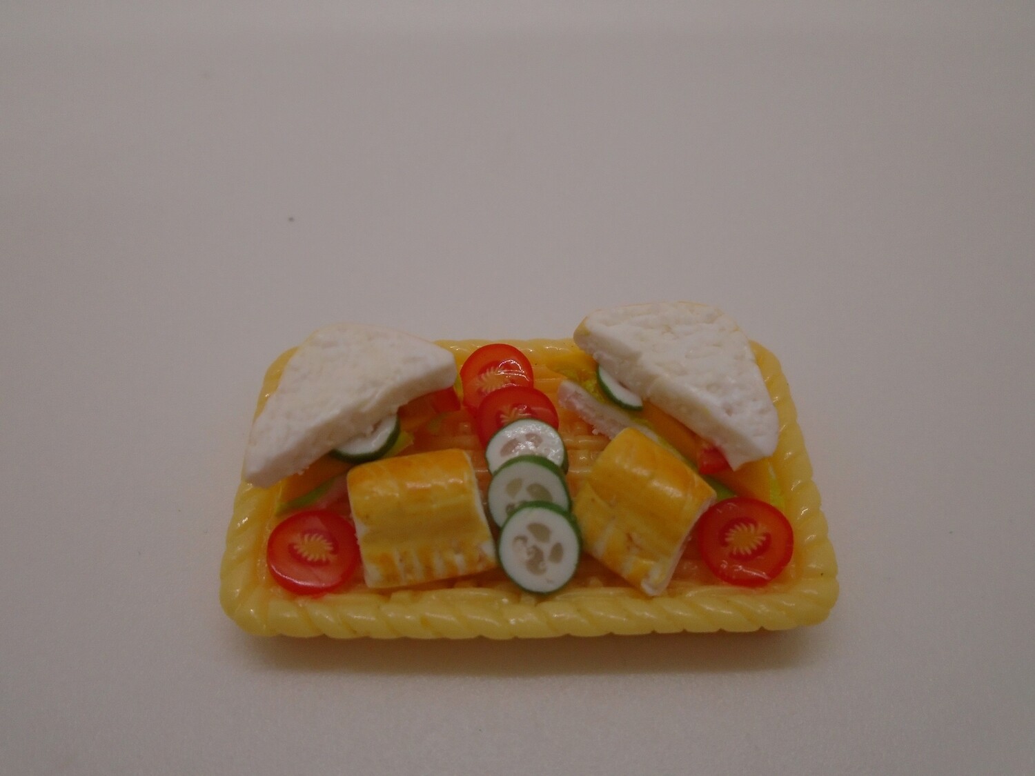 TRAY OF PICNIC ITEMS
