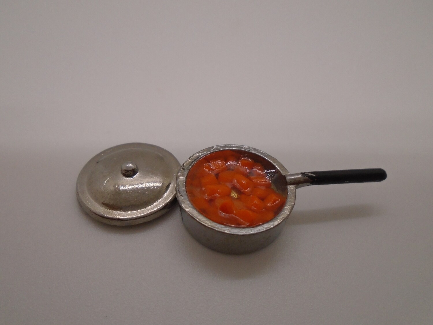 SAUCEPAN OF CARROTS IN WATER WITH LID